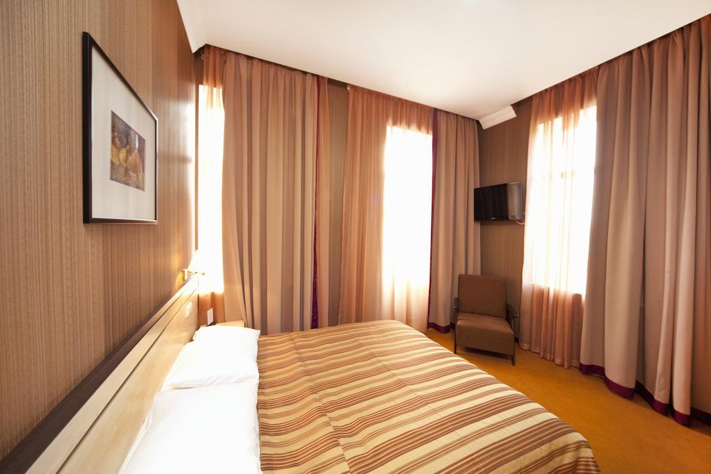 Hotel Rikhe Monika Tbilisi Rum bild