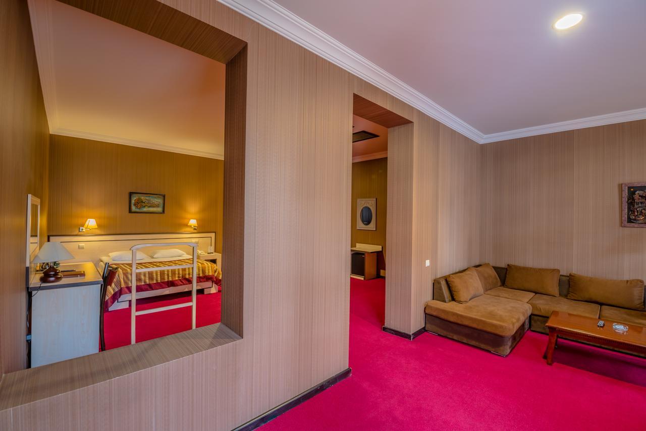 Hotel Rikhe Monika Tbilisi Exteriör bild